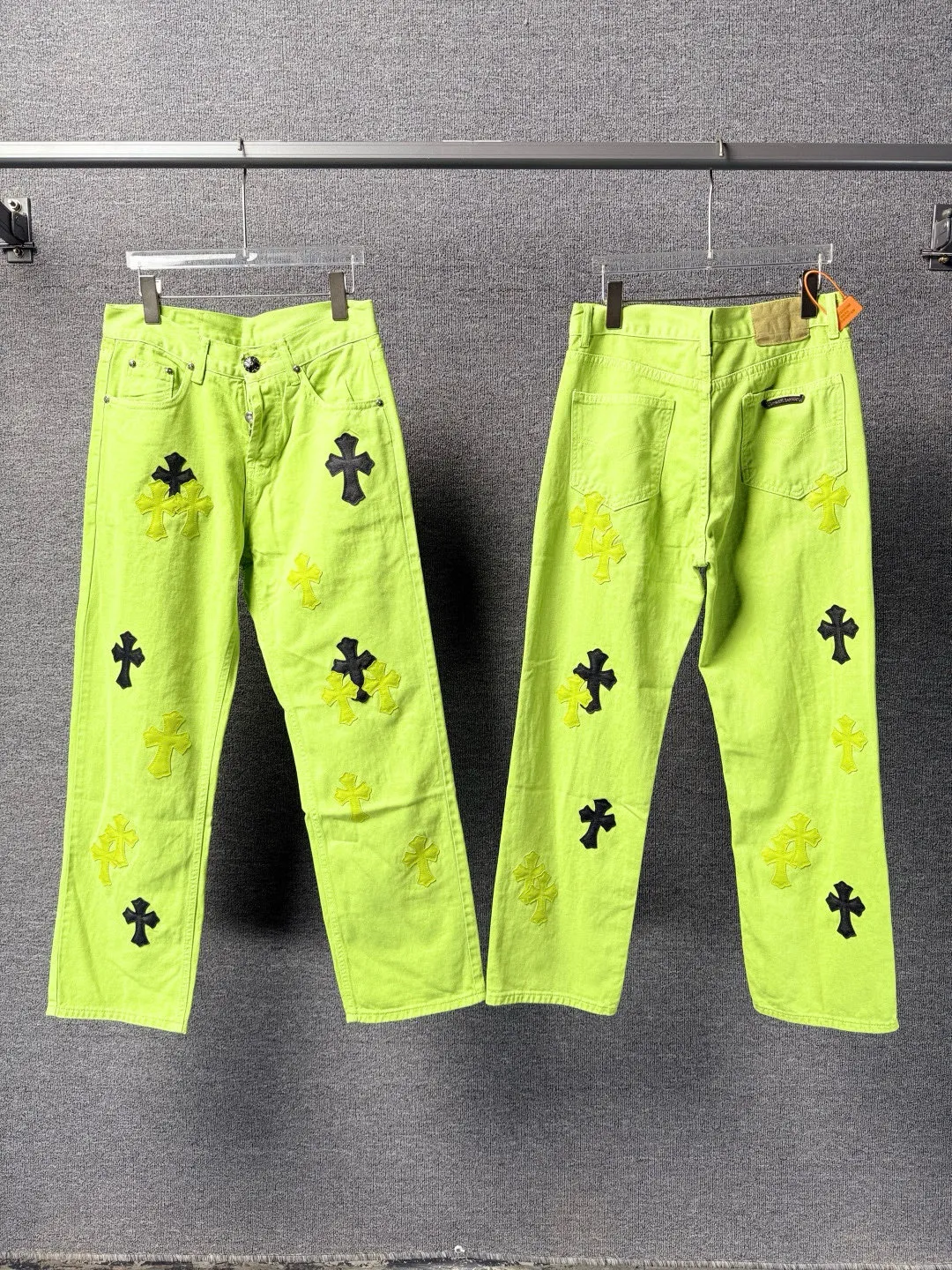 P270 💰 (Top version) Chrome hearts CH green cow king Yang Mi same style sex recods limited green cow jeans Really restores the ultimate texture of Vintage Special Italian cowhide printing and cutting Customized sheepskin three-layer thick line leather The whole body is spliced in heavy water washing process Craftsmen hand-splash ink You can see the details Three-dimensional cutting version Loose and comfortable, not picky about the figure Look taller and thinner Large factory Seiko Original factory quality control Same style for men and women. Can be matched with couples. Versatile recommendation. Must-have jeans for all seasons. Color: green Size: 28-30-32-34 (corresponds to S-M-L-XL)